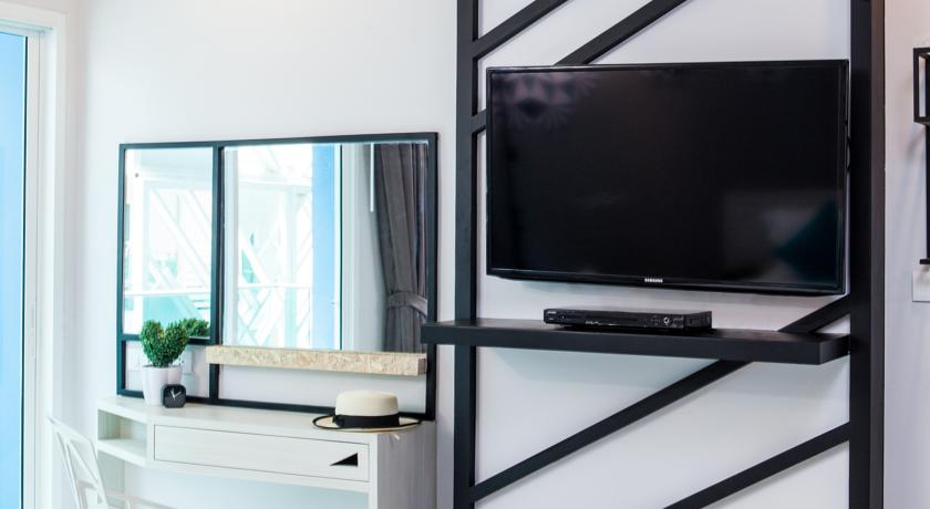 Hello Islands | The Crib Hotel